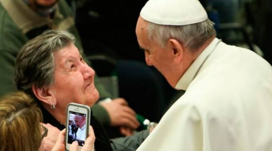 El regalo del Papa Francisco que sorprendi&oacute; a una pareja de ancianos