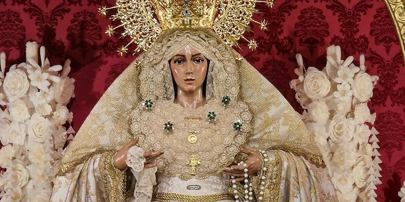 La Virgen de la Esperanza Macarena cambia su vestimenta en la festividad de santa María Magdalena