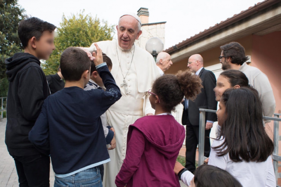 Francisco visita una casa-hogar en el viernes de la misericordia