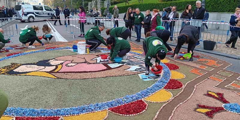 Una rosa blanca como la que le llevan los ni&ntilde;os a la Virgen ser&aacute; el motivo central de la alfombra de flores en la procesi&oacute;n de la Almudena