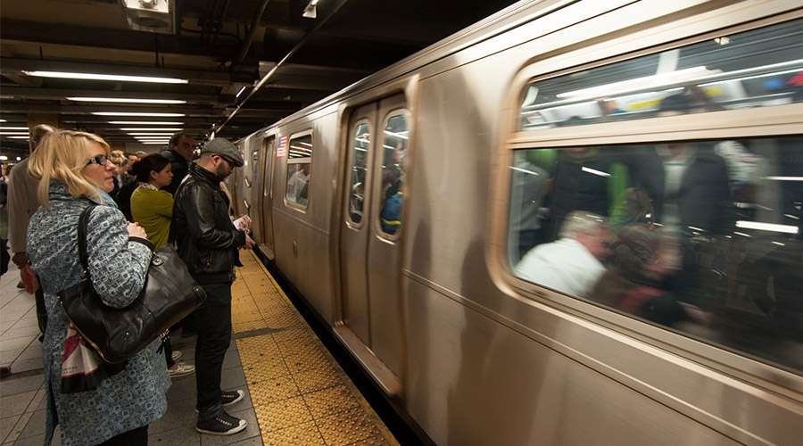 Metro de Nueva York proh&iacute;be a empleados saludar con &laquo;damas y caballeros&raquo;