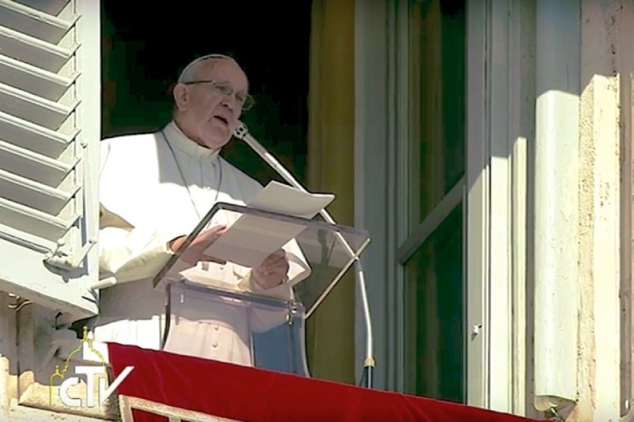 El Papa en el &aacute;ngelus: ofrecer el Evangelio a los pobres no sea asistencia ni pol&iacute;tica