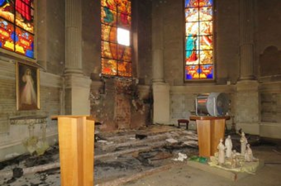 Domingo de odio en Francia: Eucarist&iacute;a profanada, iglesias incendiadas y cruz derribada