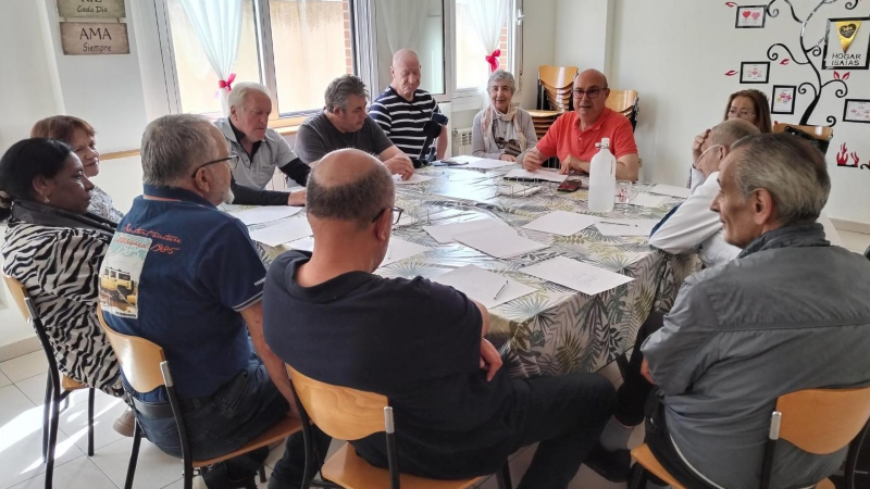 As&iacute; es el taller de Fotograf&iacute;a que ha comenzado en el Hogar Isa&iacute;as de C&aacute;ritas Madrid y que &laquo;estimula la creatividad de los residentes&raquo;