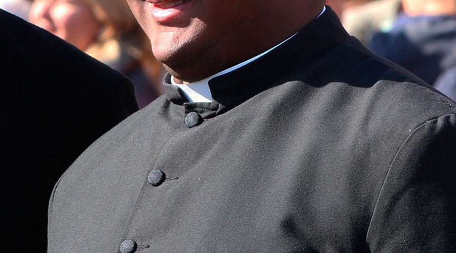 Sacerdote asume paternidad de beb&eacute; y Obispo reacciona a esc&aacute;ndalo con defensa del celibato
