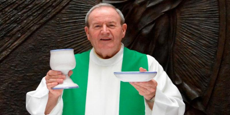 El obispo auxiliar de Madrid, Jos&eacute; Antonio &Aacute;lvarez, preside la misa funeral por el viceconsiliario de Hermandades del Trabajo de Madrid, Tom&aacute;s Priego