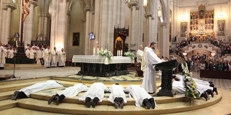 La catedral de la Almudena acoge una solemne Eucaristía de ordenación de diáconos este sábado
