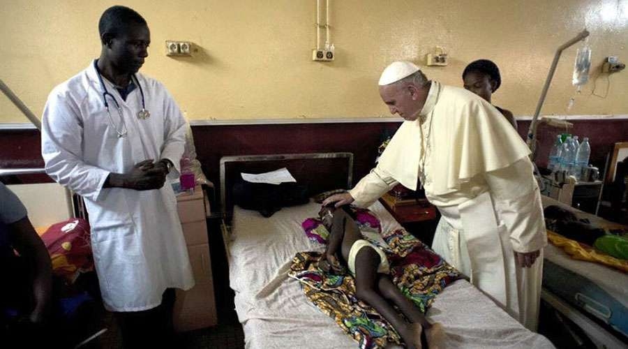 La sanidad es un derecho para todos los hombres, subraya el Papa Francisco