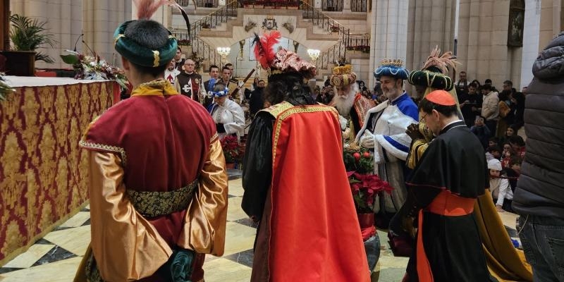 La catedral de la Almudena se llena de ilusi&oacute;n y emoci&oacute;n al recibir a los Reyes Magos: &laquo;Con los ojos de los Reyes Magos reconocemos a Jes&uacute;s en las personas&raquo;