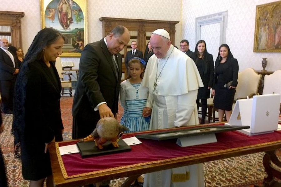 El Santo Padre solicita al presidente de Costa Rica una 'respuesta global a las migraciones'