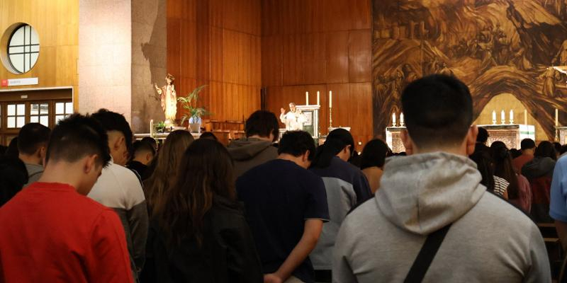 &laquo;&iexcl;Al&eacute;grate, peregrino!&raquo;: As&iacute; ha sido la partida de los j&oacute;venes de Madrid hacia el Jubileo de Roma