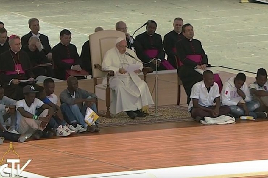 El Santo Padre: Jes&uacute;s nunca permanece indiferente a la oraci&oacute;n humilde y confiada