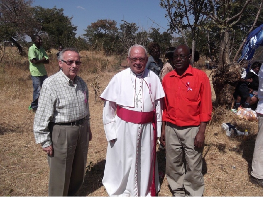 Condecoraci&oacute;n al obispo de Gokwe, Zimbabue, el espa&ntilde;ol &Aacute;ngel Floro