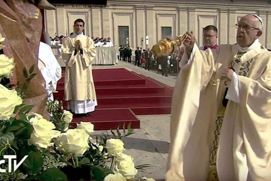 Francisco en la misa de la Divina Misericordia invita a seguir escribiendo el Evangelio