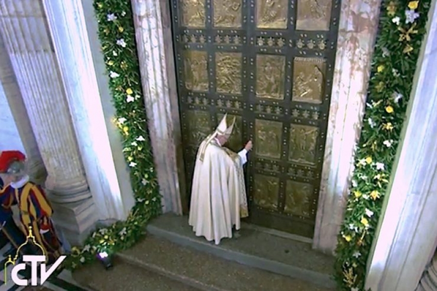 El Papa cierra la Puerta santa e invita a continuar el camino juntos