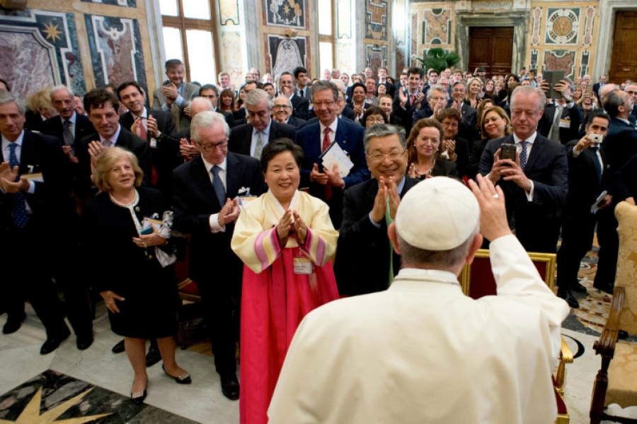 El Papa asegura que la lucha contra la pobreza es 'un problema moral'