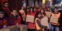 Nochebuena solidaria: más de 500 jóvenes de Madrid reparten cenas a personas sin hogar con el proyecto “Nadie sin Cenar”