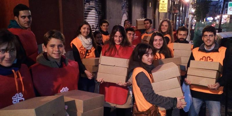 Nochebuena solidaria: m&aacute;s de 500 j&oacute;venes de Madrid reparten cenas a personas sin hogar con el proyecto &ldquo;Nadie sin Cenar&rdquo;: &laquo;Es una acci&oacute;n sencilla, cercana y profundamente humana&raquo;