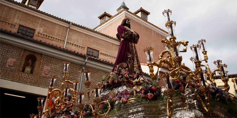 Jesus El Pobre y el Dulce Nombre en su Soledad procesionan por el centro de Madrid el Jueves Santo