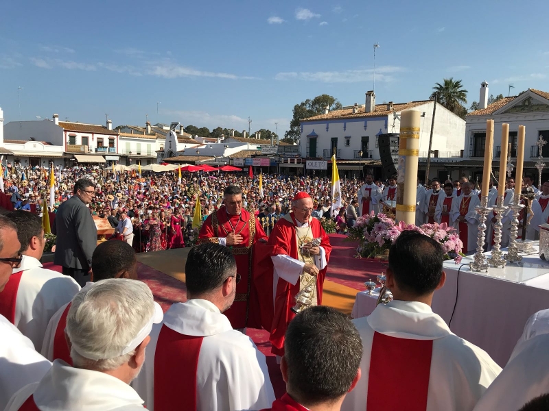 El cardenal Osoro, en El Rocío: «María, llena del Espíritu Santo, aparta la discordia de nuestros corazones»