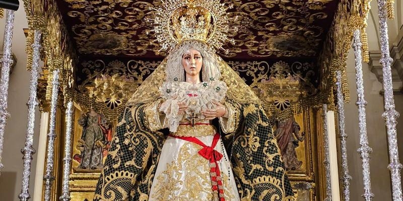 La hermandad del Gran Poder y la Macarena procesiona por las calles de Madrid el Jueves Santo
