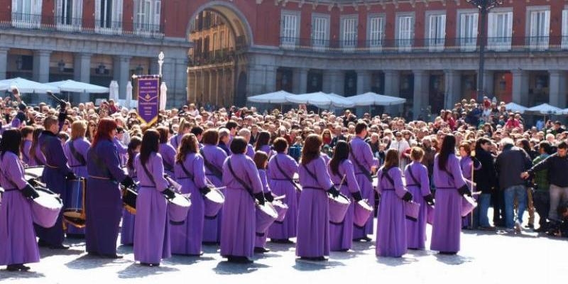 Una tamborrada en la Plaza Mayor clausura la Semana Santa en Madrid