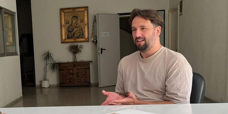 Andrei, refugiado ucraniano autor de los murales que se integrar&aacute;n en la Capilla del V&iacute;a Crucis de la parroquia Sant&iacute;simo Redentor: &laquo;Me gustar&iacute;a que la gente, cuando contemple las pinturas, tenga una esperanza&raquo;