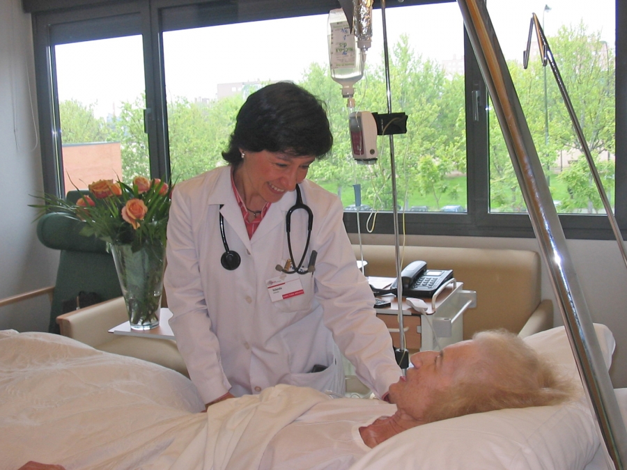 El cardenal Osoro recorre la Fundaci&oacute;n Vianorte-Laguna y acompa&ntilde;a a sus pacientes