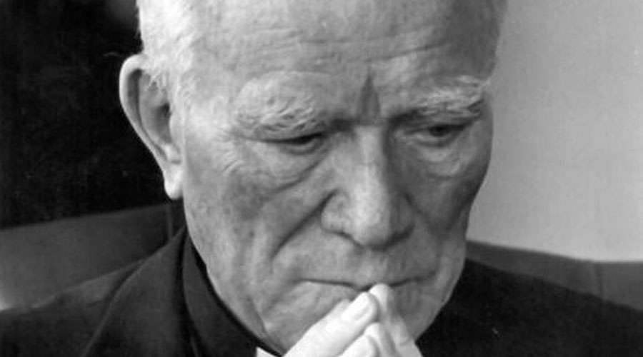 Sacerdote que dijo &laquo;la familia que reza unida, permanece unida&raquo; a un paso de los altares