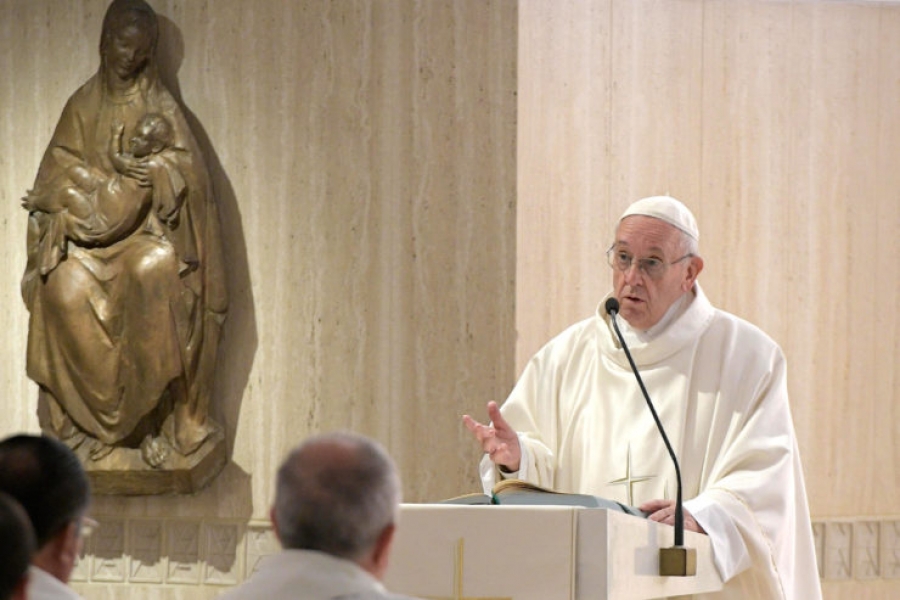 Santa Marta: &laquo;Ayudar a levantarse a quien tiene necesidad&raquo;