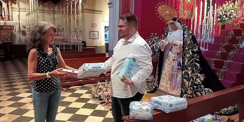 Pa&ntilde;ales y leche en polvo para celebrar a la Virgen: as&iacute; trabaja la acci&oacute;n social de la Hermandad Jes&uacute;s ''El Pobre'' y Dulce Nombre