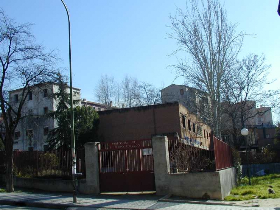 Monse&ntilde;or Osoro bendice un almac&eacute;n de alimentos de C&aacute;ritas parroquial en San Pedro Regalado