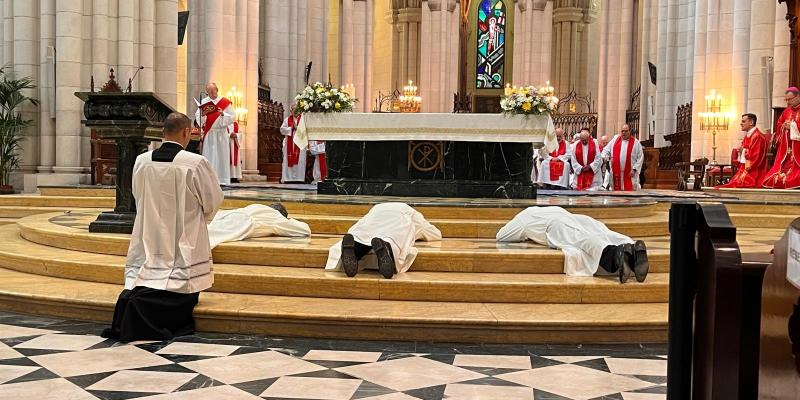 La Iglesia de Madrid acoge a tres nuevos diáconos permanentes: «No viviréis solos este servicio, sino en colaboración con todo el orden sacerdotal»