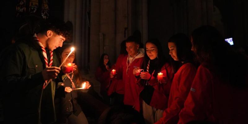 La Iglesia de Madrid recibe este s&aacute;bado la Luz de la Paz de Bel&eacute;n en la Catedral de la Almudena