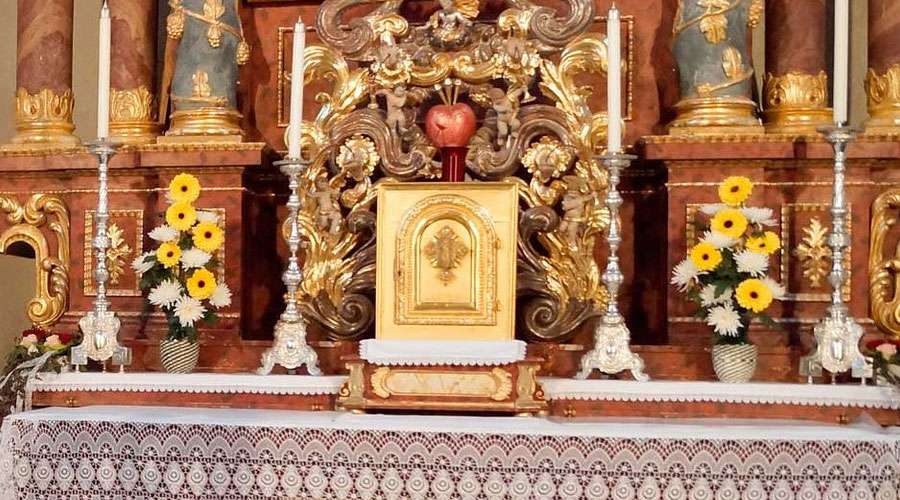 Roban sagrario con la Eucarist&iacute;a en iglesia de M&eacute;xico