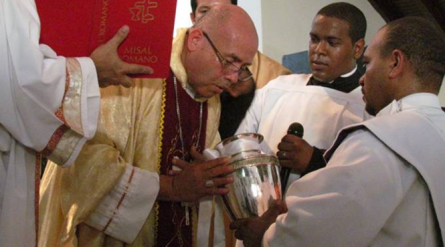 Chavistas agreden a obispo por criticar crisis en Venezuela