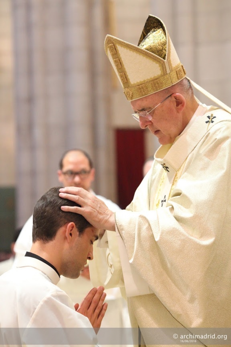 Ordenaci&oacute;n presbiteral en la parroquia de Los Doce Ap&oacute;stoles