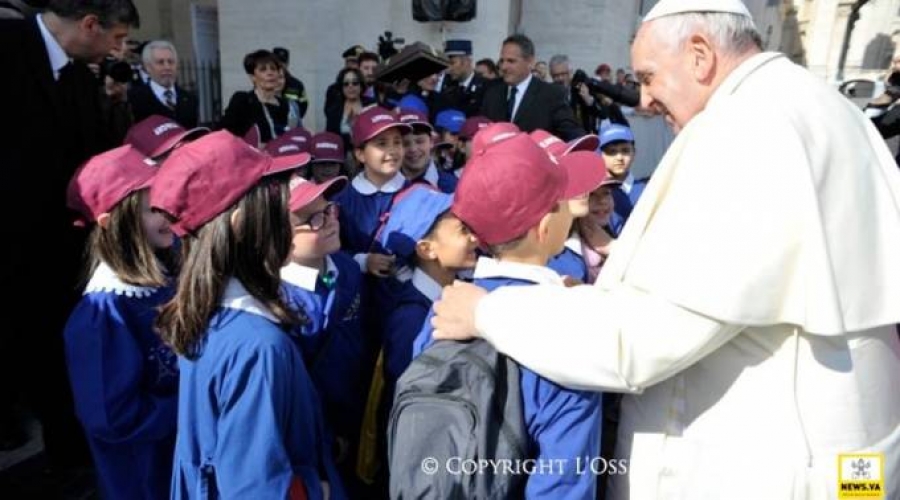 Ni&ntilde;o escribe al Papa para que rece por su t&iacute;a enferma y Francisco lo llama por tel&eacute;fono