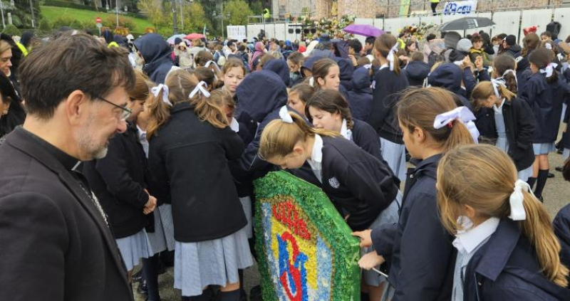 Irene, la ni&ntilde;a que anima a visitar a la Almudena y Lilian, la madre que quiere conocer m&aacute;s de lo que aprenden sus hijos: historias de la ofrenda de flores