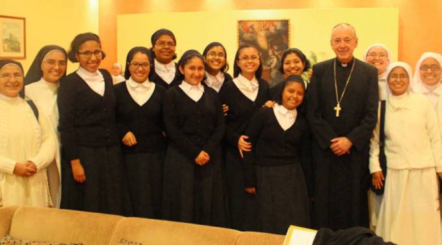 Al coraz&oacute;n hay que tenerlo controlado de caprichos, dice cardenal a religiosas