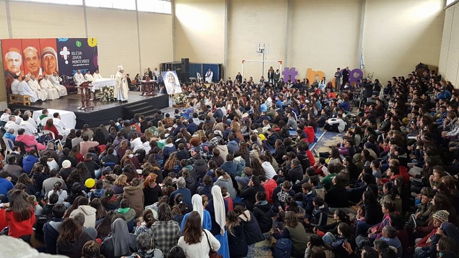 No sean &laquo;comodones&raquo; y vivan radicalmente el Evangelio, anima cardenal a j&oacute;venes