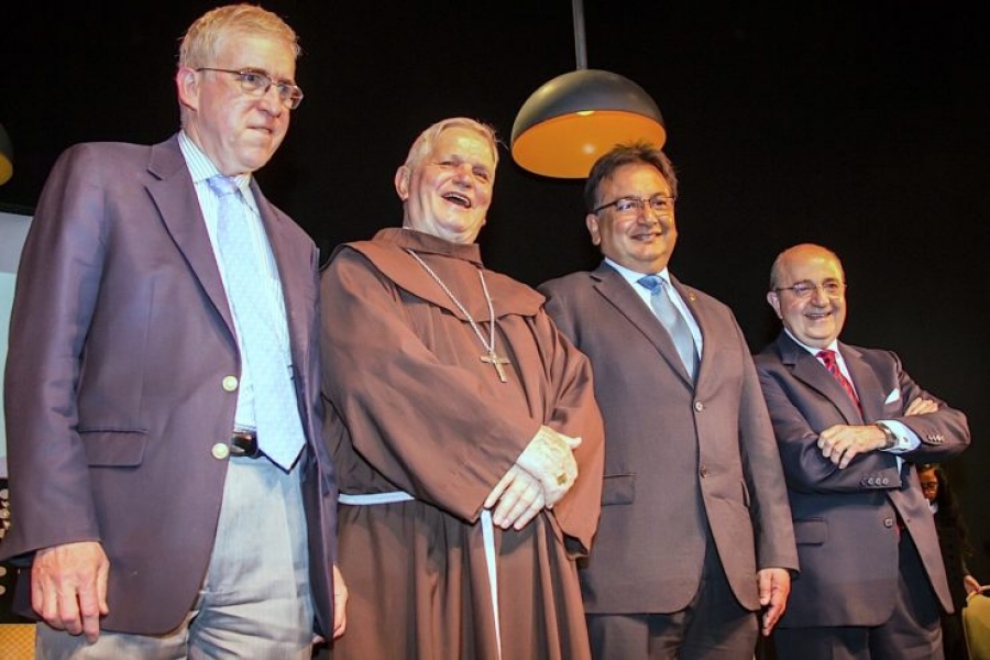 Per&uacute;: entregan el Premio Campod&oacute;nico 2016 al obispo auxiliar de Lima