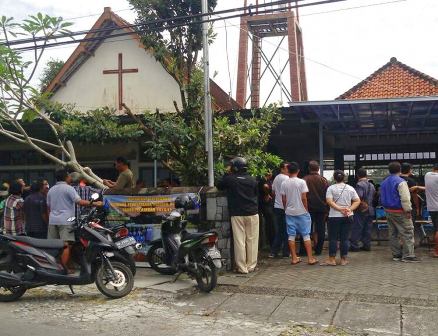 Un anciano sacerdote jesuita herido en un ataque en Indonesia