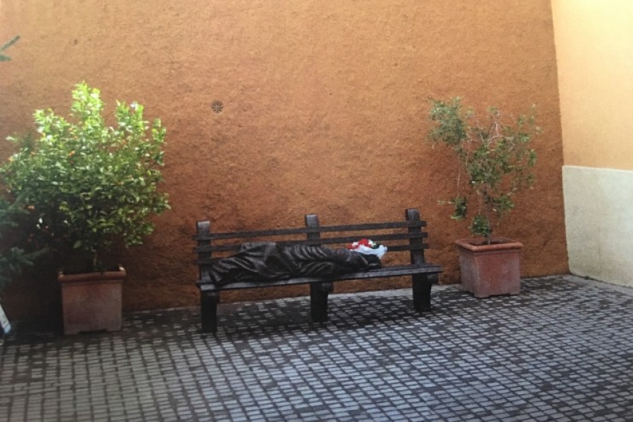 Una estatua de &lsquo;Jes&uacute;s sintecho&rsquo; en el Vaticano