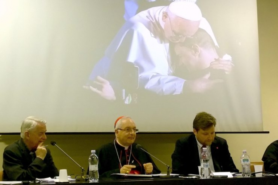 Francisco inicia la campa&ntilde;a 'S&eacute; la misericordia de Dios' con una donaci&oacute;n