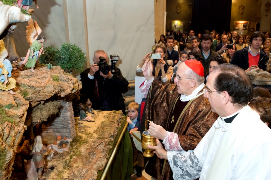 El cardenal Osoro bendice el tradicional belén de la basílica pontificia San Miguel