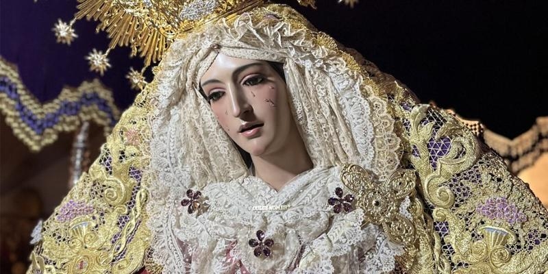 Mar&iacute;a Sant&iacute;sima del Dulce Nombre en su Soledad estrena rosario de coral para su salida procesional con Jes&uacute;s El Pobre