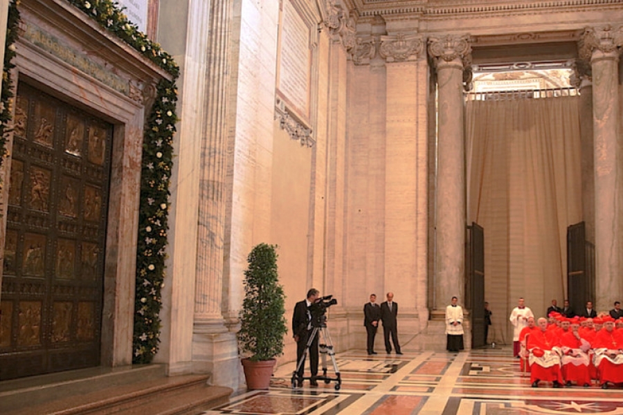 Casi 3 millones de peregrinos en San Pedro en los 100 primeros d&iacute;as de Jubileo