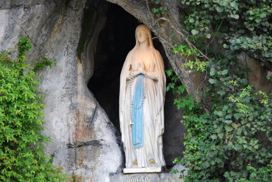 El oratorio de Nuestra Señora de Lourdes elabora un amplio programa de cultos para honrar a su patrona
