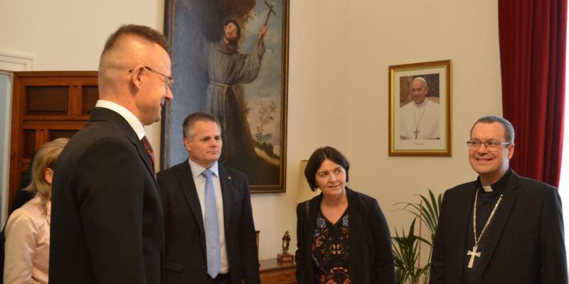 El obispo auxiliar Jesús Vidal se reúne con Péter Szijjártó, ministro de Asuntos Exteriores de Hungría